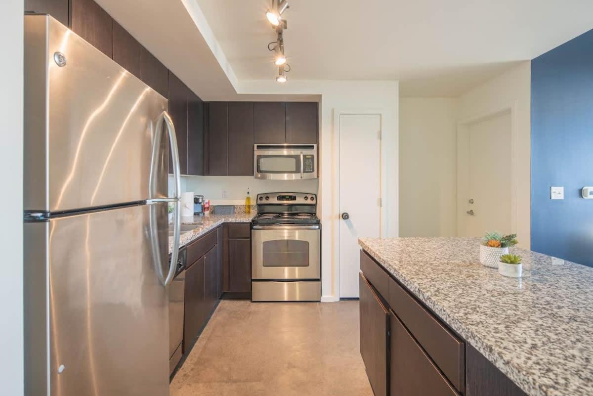 Striking 2Bd - Cdt- Gym, Pool, Parking - Sleep8 Apartment Phoenix Exterior photo