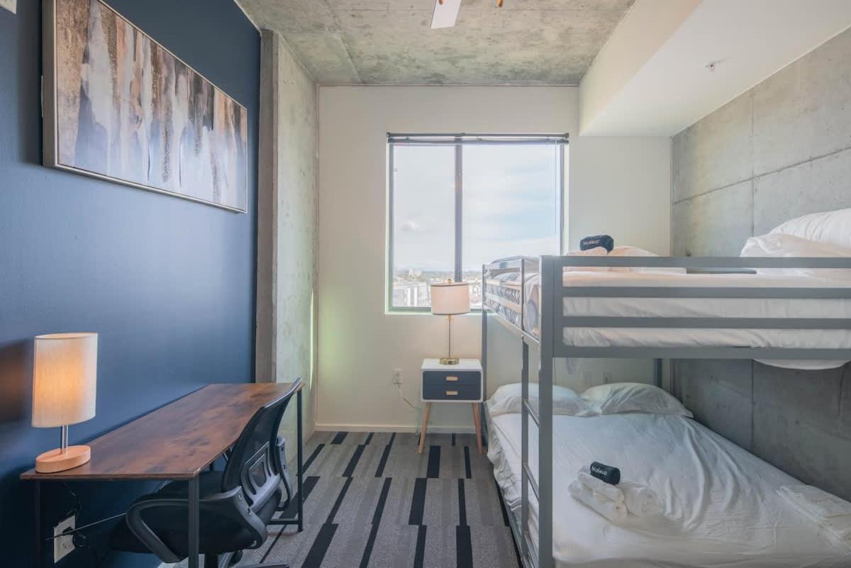 Striking 2Bd - Cdt- Gym, Pool, Parking - Sleep8 Apartment Phoenix Exterior photo