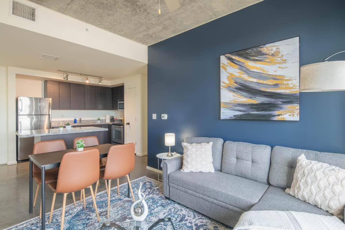 Striking 2Bd - Cdt- Gym, Pool, Parking - Sleep8 Apartment Phoenix Exterior photo